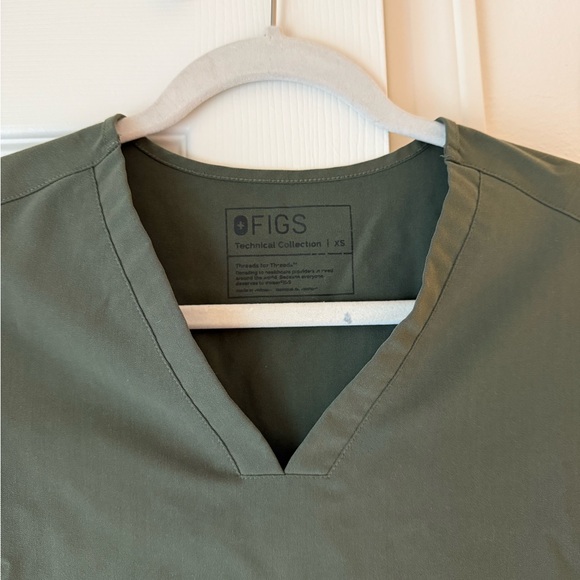 Figs Moss Casma 3-Pocket Scrubs Top - Picture 5 of 6